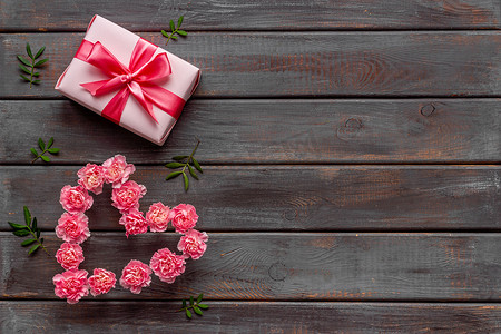 情人节背景：粉色礼品盒和鲜花
