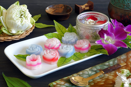 泰国传统甜饼，色彩艳丽的玫瑰花形甜点，泰国著名的吉祥甜点