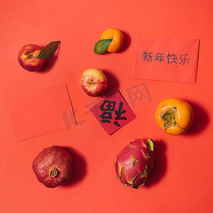 从上往下的红色桌子上放着各种新鲜水果.中间一张印有粤语字样的卡片上写着