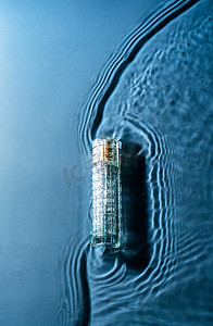 清新漂浮摄影照片_水面上的化妆品瓶子