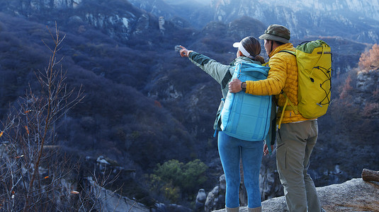 青年登山者伴侣站在山顶俯瞰