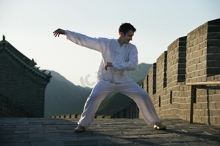 长城长城摄影照片_穿中式传统服装的外国人在长城上表演武术