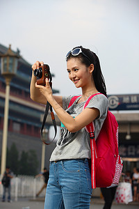 青年女人旅游拍照