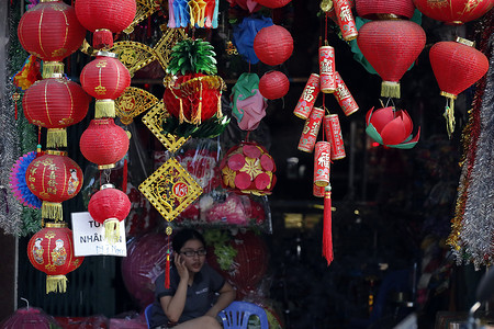 中国新年。红纸灯笼出售。胡志明市越南.