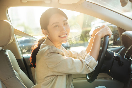 交通安全表情包摄影照片_快乐的青年女人开车