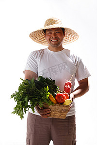一个农民拿着一筐蔬菜