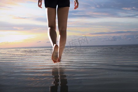 海边年轻女人腿部特写