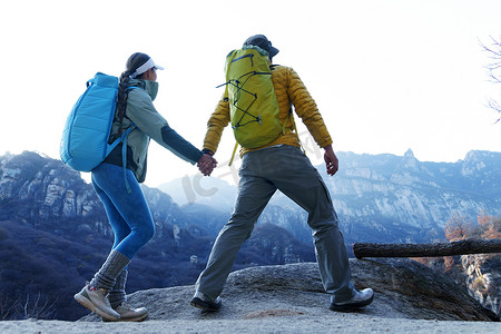 奋斗不止永攀高峰摄影照片_户外登山的青年伴侣