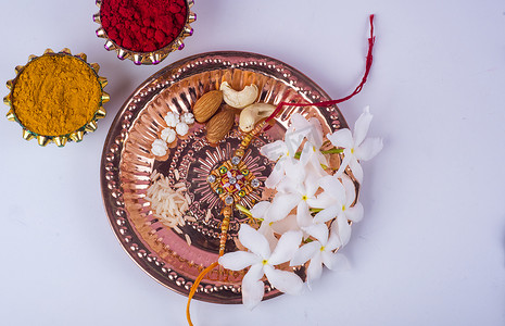印度节：若开邦人，配上米粒、库姆、糖果和地亚，配上优雅的若开邦人。手镯印度传统的腕带，是兄弟姐妹间爱情的象征
