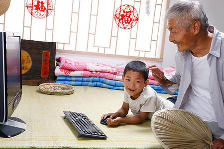 农民祖孙两人坐在床上看电脑