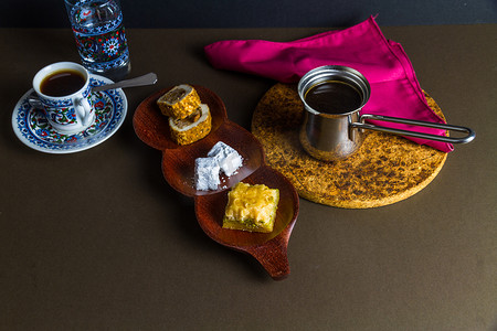 土耳其咖啡中夹杂着杯子、茶托、水杯，土耳其咖啡中夹杂着土耳其的喜悦和熏陶。照明不足.