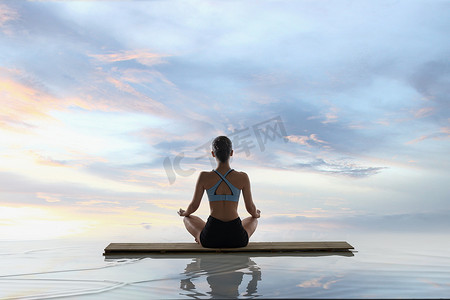 简单的摄影照片_年轻女人在水面上练习瑜伽