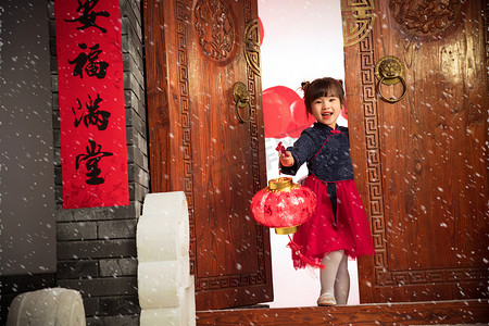 开着大门摄影照片_漂亮的小女孩手提红灯笼庆祝新年