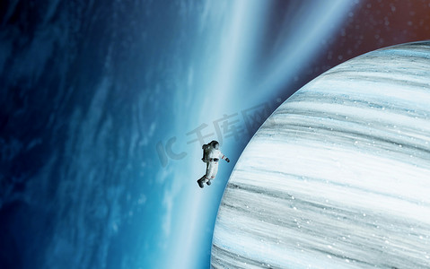 蓝色科幻数码摄影照片_宇航员遨游外太空