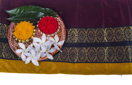 印度节：若开邦人，配上米粒、库姆、糖果和地亚，配上优雅的若开邦人。手镯印度传统的腕带，是兄弟姐妹间爱情的象征