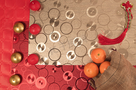 中国农历新年的布置，桌子和红色背景，红色和银色装饰，桌布和橘红色