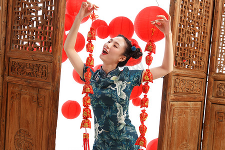 中国结装饰摄影照片_快乐女人过新年