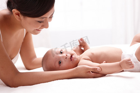 母婴白色背景摄影照片_母亲和婴儿