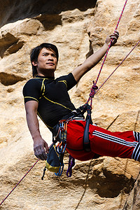 攀岩竞技摄影照片_东方男人户外攀岩