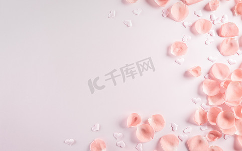 情人节和爱情的概念是用粉红的玫瑰花瓣在柔和的背景上做成的。顶部视图，带有复制空间，平面布局.