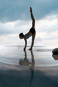 年轻女人在水面上练习瑜伽
