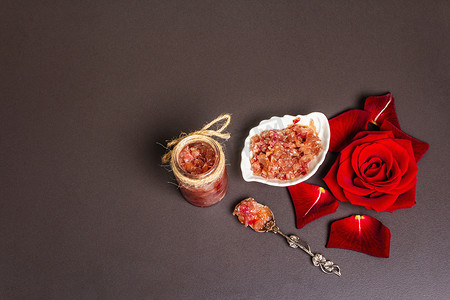 自制玫瑰花瓣果酱。甜蜜的早餐给情人。情人节，婚礼或生日概念，黑色石头混凝土背景，顶视图