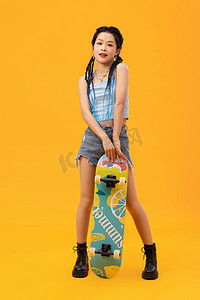 女孩抱着摄影照片_个性年轻女孩抱着滑板
