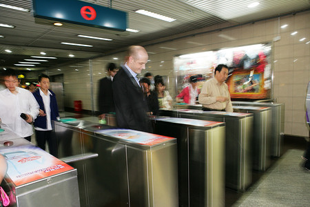 上海地铁检票口中外商务人士和很多市民一起行走