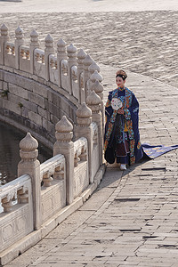 中国古风图片摄影照片_站在护城河边的古装美女