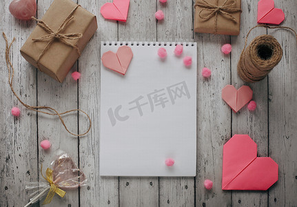 情人节快乐摄影与礼品盒和纸折纸心脏的自然背景。有地方放你的文字的浪漫贺卡.
