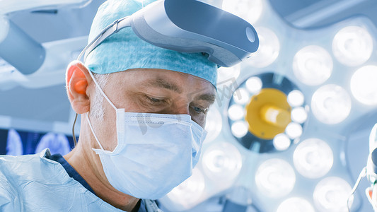 在高科技医院，一名有增强型真空镜的外科医生的特写镜头表演了最先进的外科技术。在手术室工作的医生和助理.