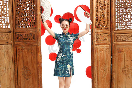 春节扇子扇子摄影照片_快乐女人迎新年