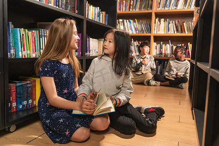 小学生在图书室看书