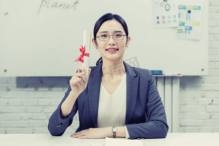 明宸喜报摄影照片_商务女士拿着喜报