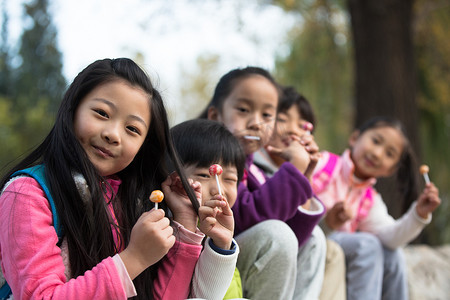 清新秋游摄影照片_可爱的男孩女孩在户外玩耍