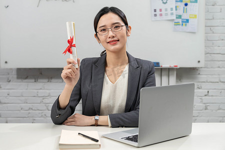 明宸喜报摄影照片_商务女士拿着喜报