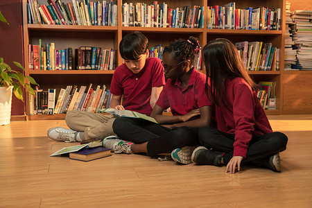 小学生在图书室看书