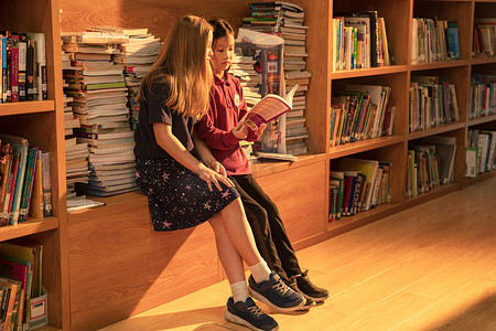 小学女生摄影照片_小学生在图书室看书