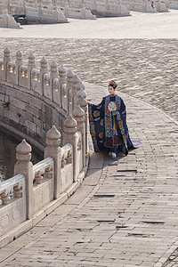 中国古风图片摄影照片_站在护城河边的古装美女