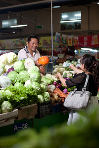 不卖摄影照片_一个菜农在菜市场里卖菜