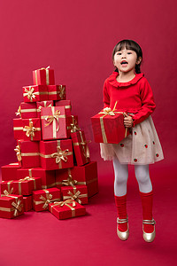 礼物元素摄影照片_快乐的小女孩收到许多节日礼物