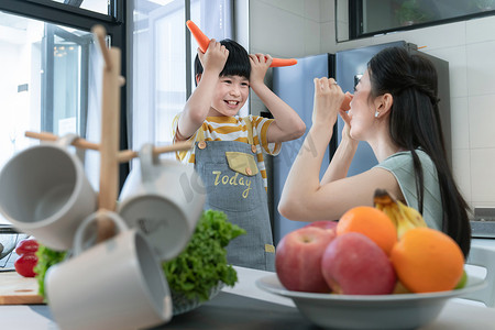 学生做饭摄影照片_在厨房里做饭的快乐母子