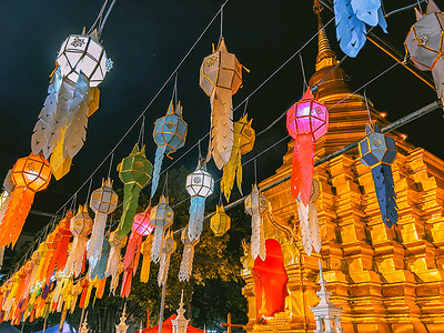 在泰国清迈Lamphun的Loy Khratong灯笼节期间，Wat Phrathat Haripunchai Woramahawihan