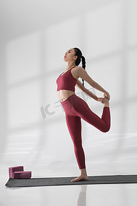 瑜伽广告单摄影照片_年轻女人练习瑜伽