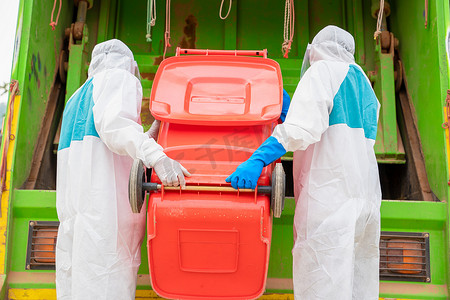 危险垫PPE防护服中垃圾收集器的肖像身穿医用橡胶卡车装载废物和垃圾箱，2019年科罗纳韦勒斯病，科罗纳韦勒斯已成为全球紧急情况.