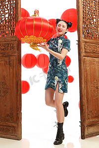 花纹旗袍摄影照片_快乐女人拿着红灯笼过新年