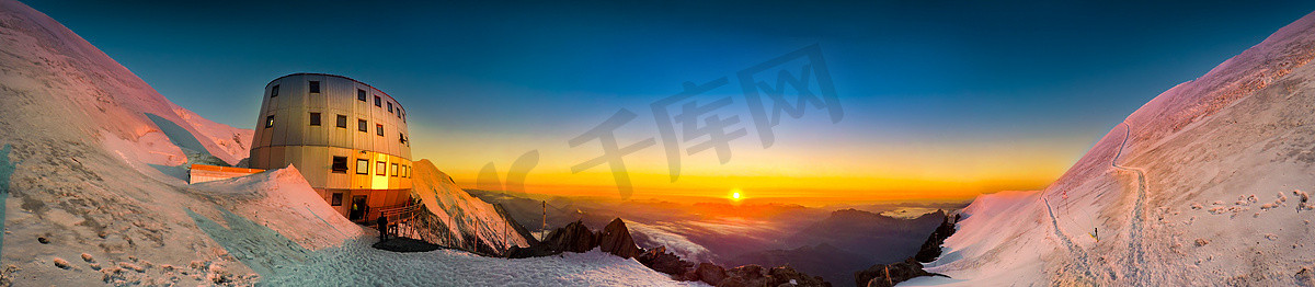 日落避难的全景杜格沃特3835米, 试图登上法国勃朗峰的热门起点