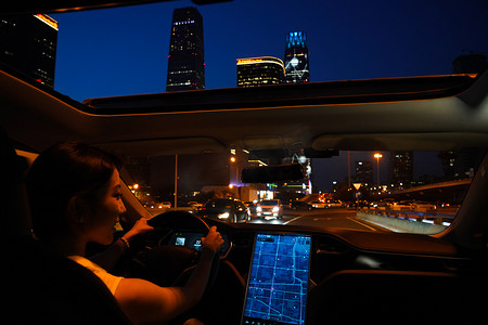 夜晚开车的青年女人看屏幕导航