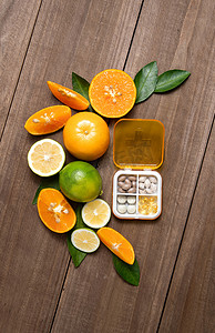 鲜艳水果摄影照片_柑桔类水果和药盒