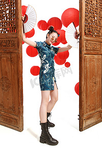 春节扇子扇子摄影照片_拿着扇子的漂亮女人